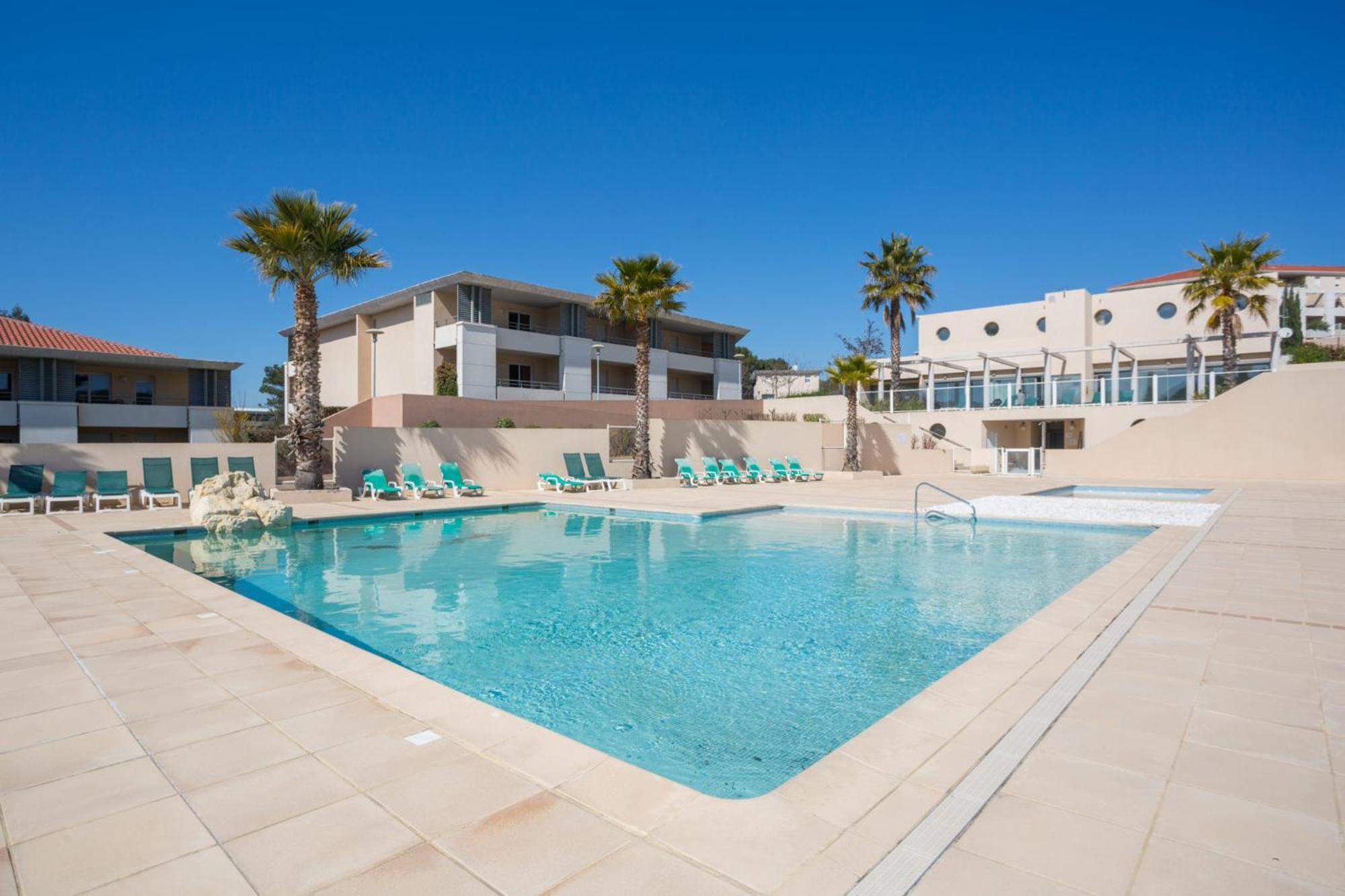 Location D'Un Superbe Appartement Avec Piscine Roquebrune-sur Argens Dış mekan fotoğraf